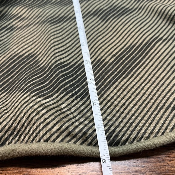 Under Armour NWOT Project Rock Hoodie Women’s Size Medium Fleece SS Crop Camo - Picture 7 of 7